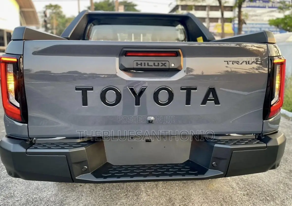 New Toyota Hilux 2025 Gray