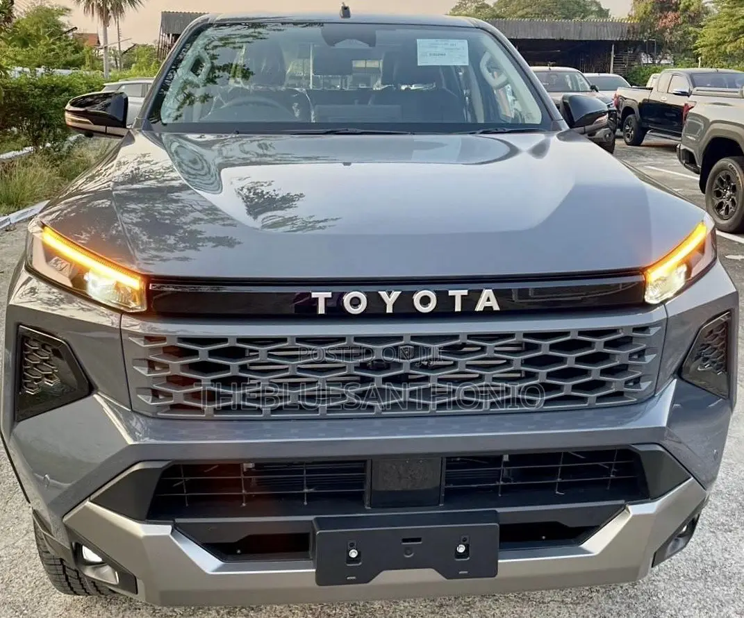 New Toyota Hilux 2025 Gray