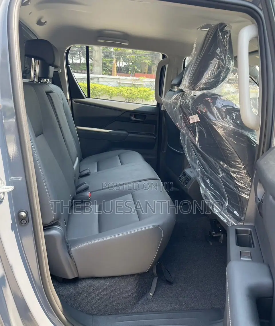 New Toyota Hilux 2025 Gray