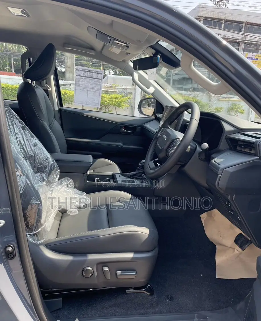 New Toyota Hilux 2025 Gray