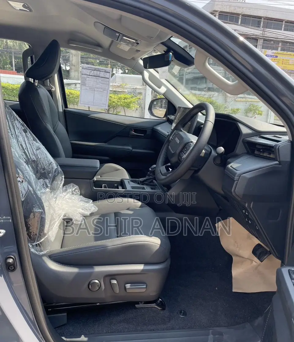 New Toyota Hilux 2025 Gray