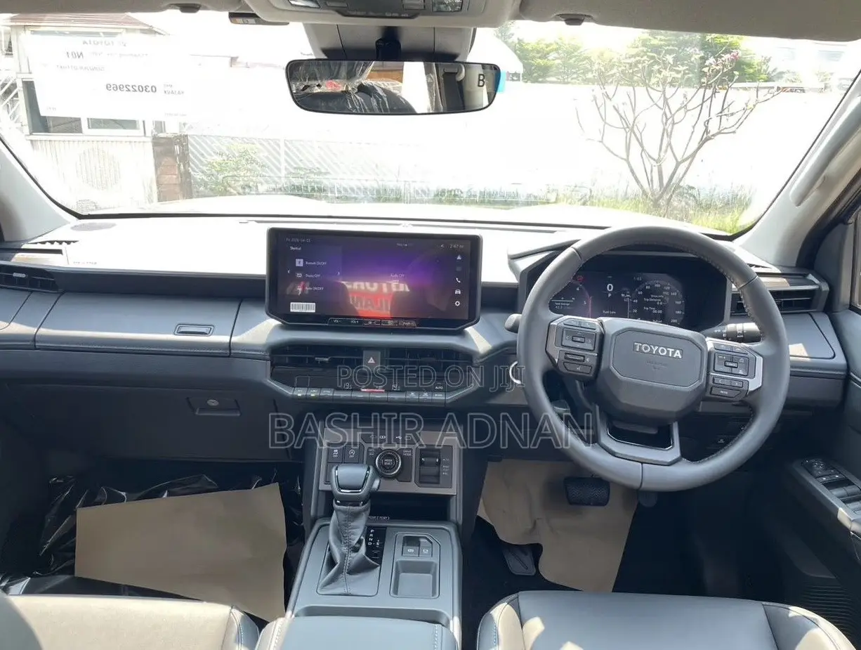 New Toyota Hilux 2025 Gray