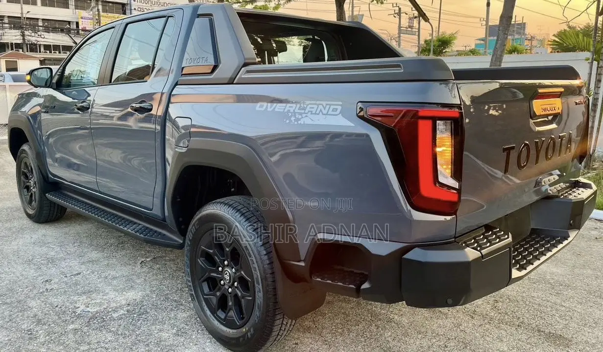 New Toyota Hilux 2025 Gray