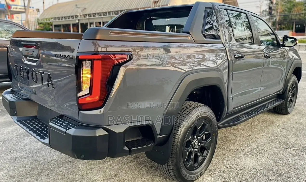 New Toyota Hilux 2025 Gray