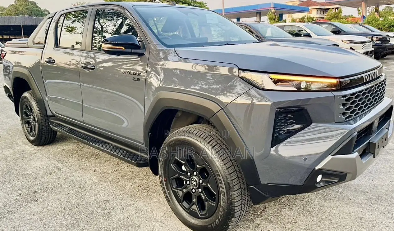 New Toyota Hilux 2025 Gray
