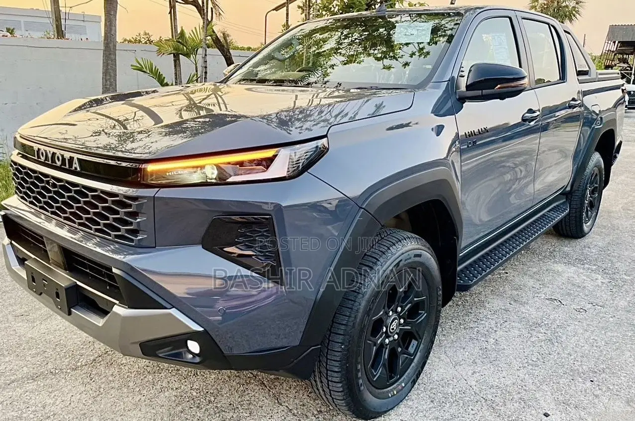 New Toyota Hilux 2025 Gray