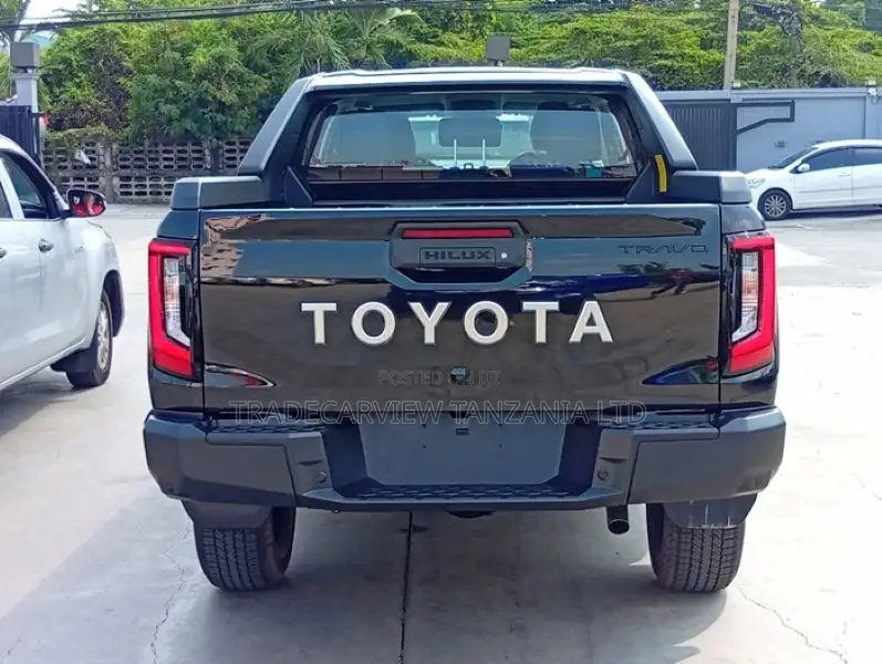 New Toyota Hilux 2025 Black