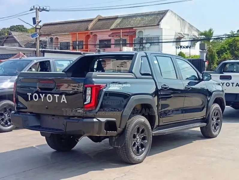 New Toyota Hilux 2025 Black