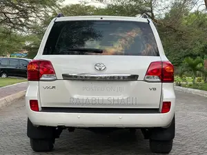 Toyota Land Cruiser 2010 White