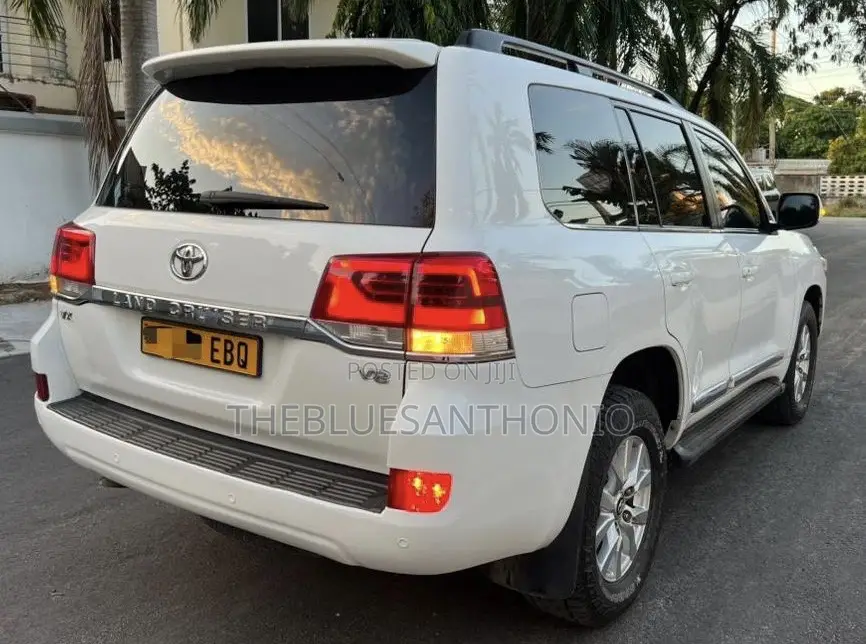 Toyota Land Cruiser 2016 White