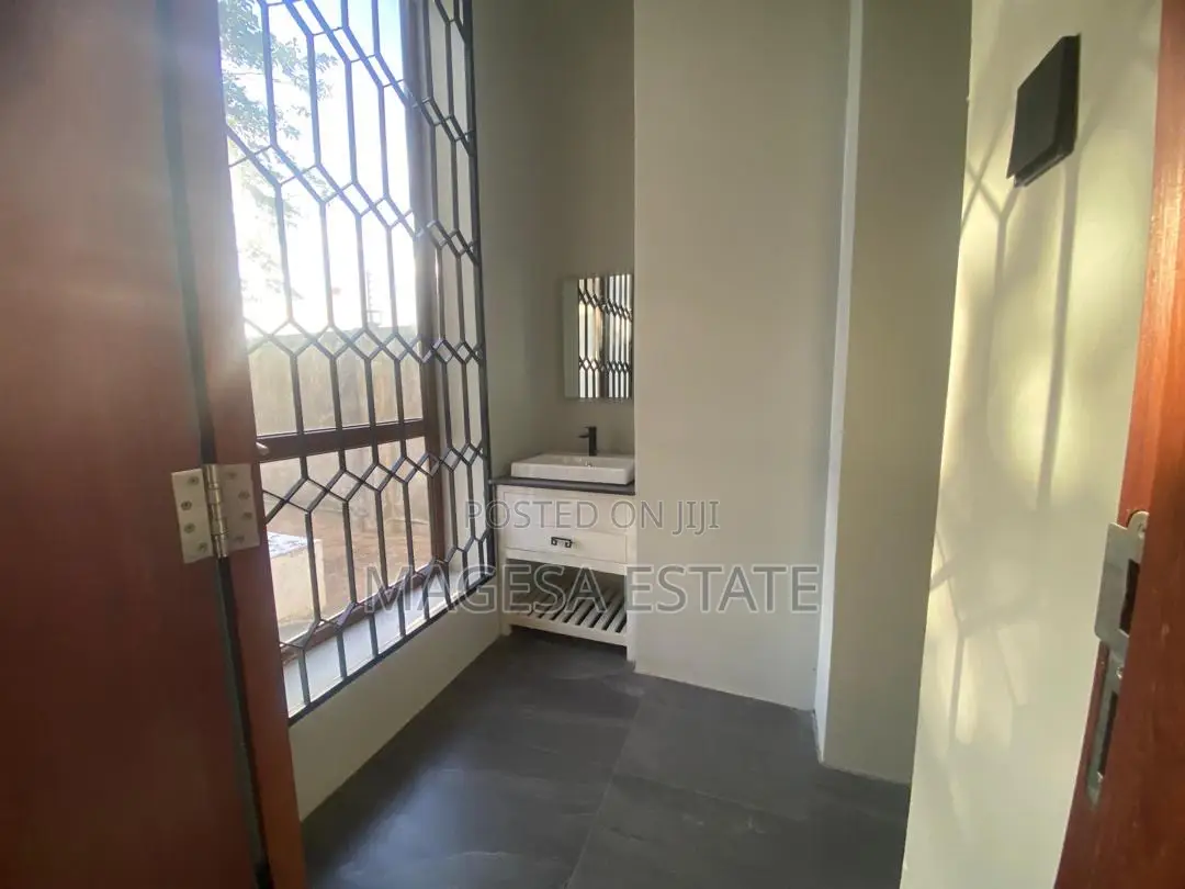 5bdrm House in Gezaulole, Kigamboni for sale