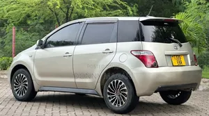 Toyota IST 2004 Gold