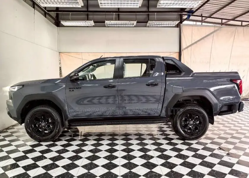 New Toyota Hilux 2025 Gray