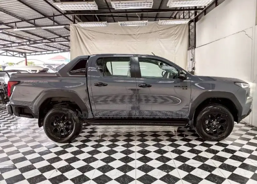 New Toyota Hilux 2025 Gray