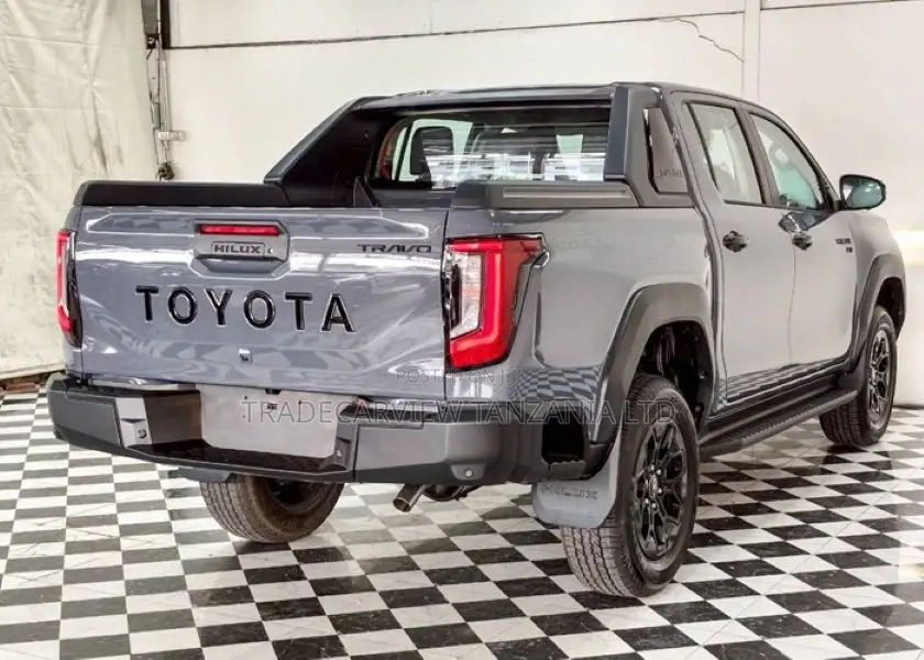New Toyota Hilux 2025 Gray