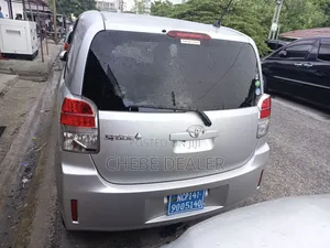 Toyota Spade 2015 Silver