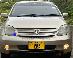 Toyota IST 2004 Gold
