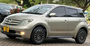 Toyota IST 2004 Gold