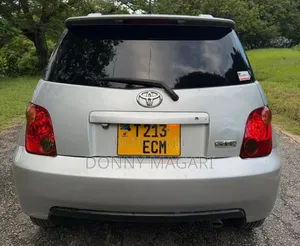 Toyota IST 2004 Silver