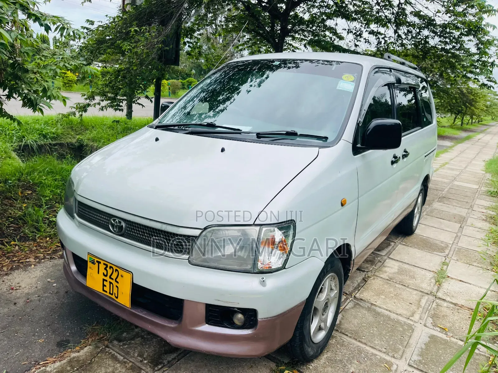 Toyota Noah 2001 White