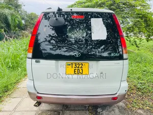 Toyota Noah 2001 White