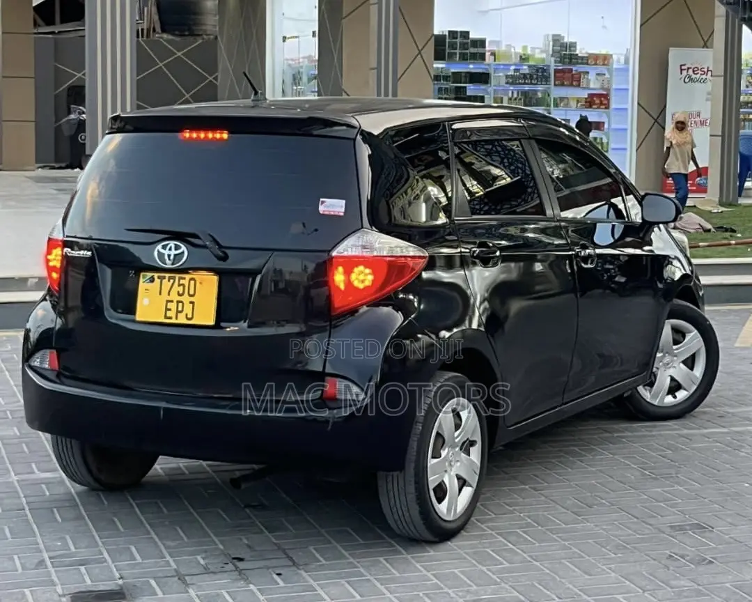 Toyota Ractis 1.5 FWD 2012 Black