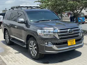 Toyota Land Cruiser 4.6 V8 ZX 2017 Gray