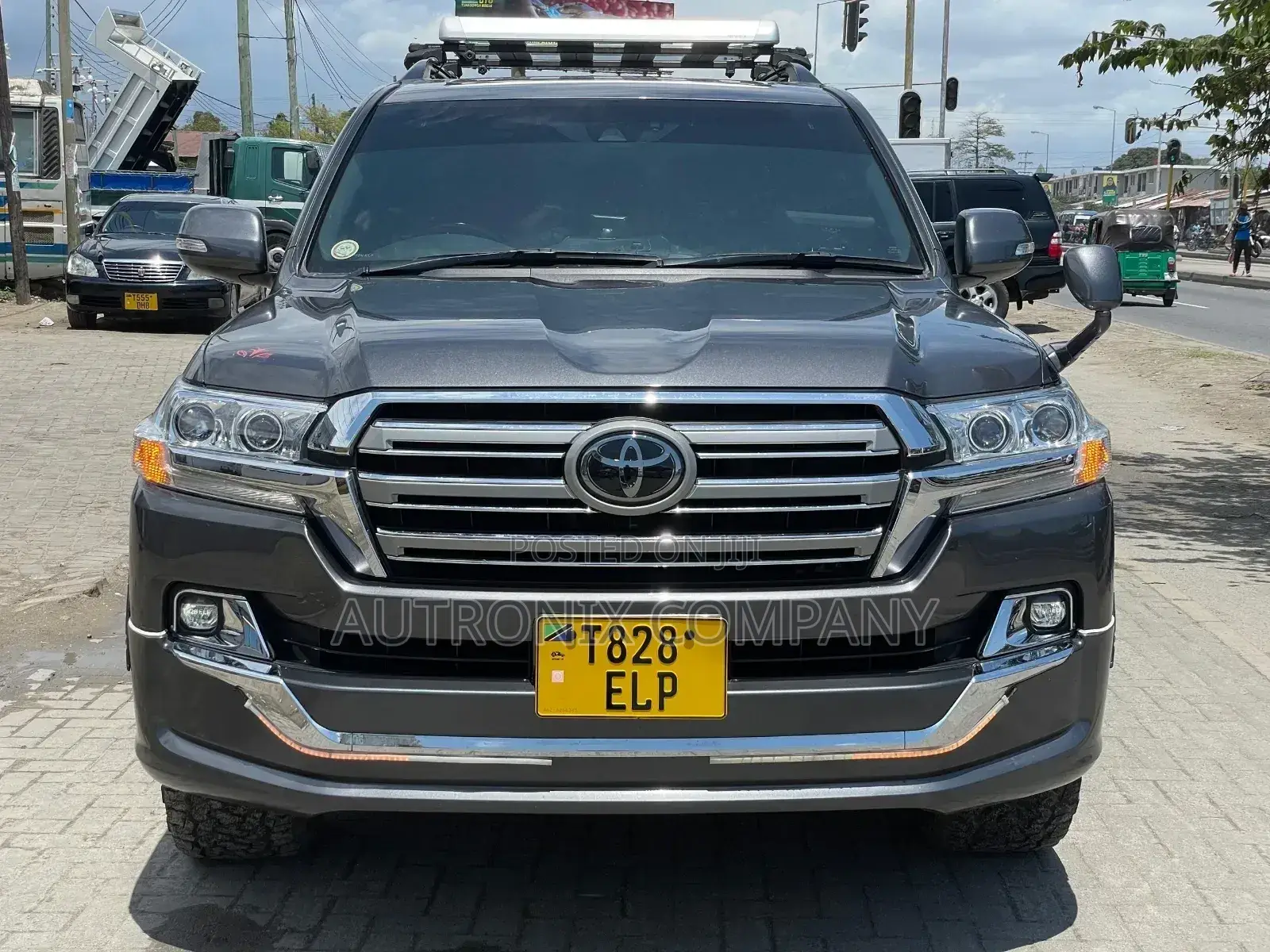 Toyota Land Cruiser 4.6 V8 ZX 2017 Gray