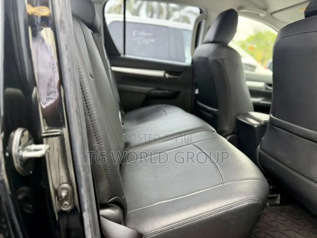 Toyota Hilux Revo Double Cab Petrol 2.7 AWD 2021 Black
