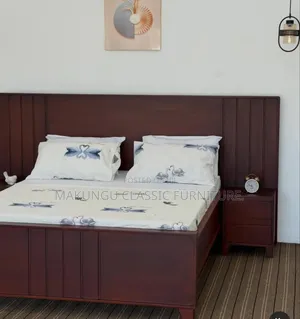 Kitanda Cha Mbao Ngumu Ya Mvule Ni 5/6 Na Bedsides Zake