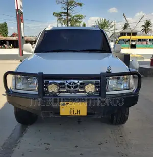 Toyota Land Cruiser 2002 White