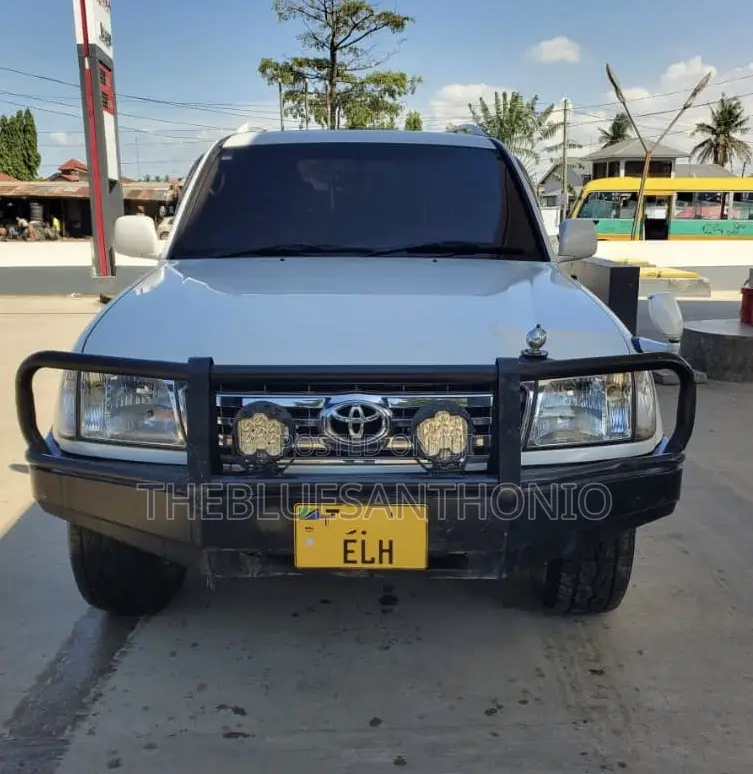 Toyota Land Cruiser 2002 White