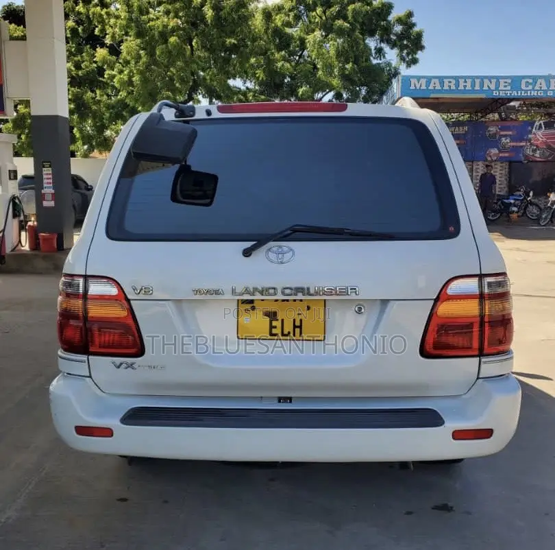 Toyota Land Cruiser 2002 White