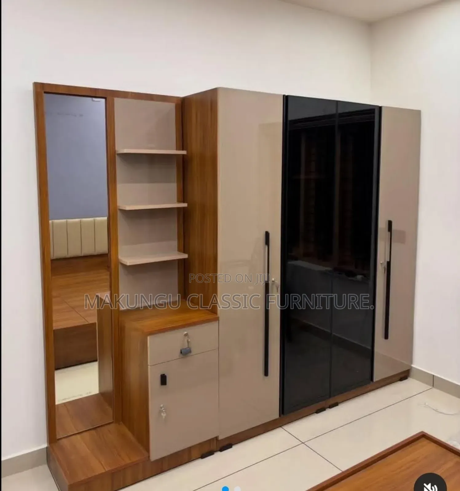 Kabati La Nguo Milango Minne Na Sehemu Ya Dresser