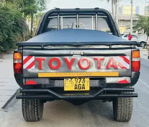 Toyota Hilux 2002 Gray