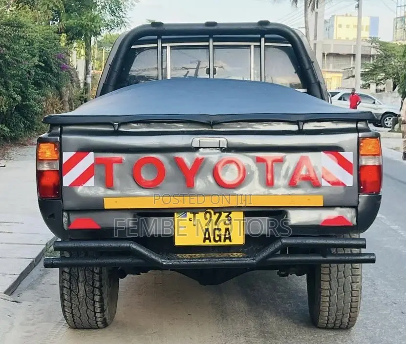Toyota Hilux 2002 Gray