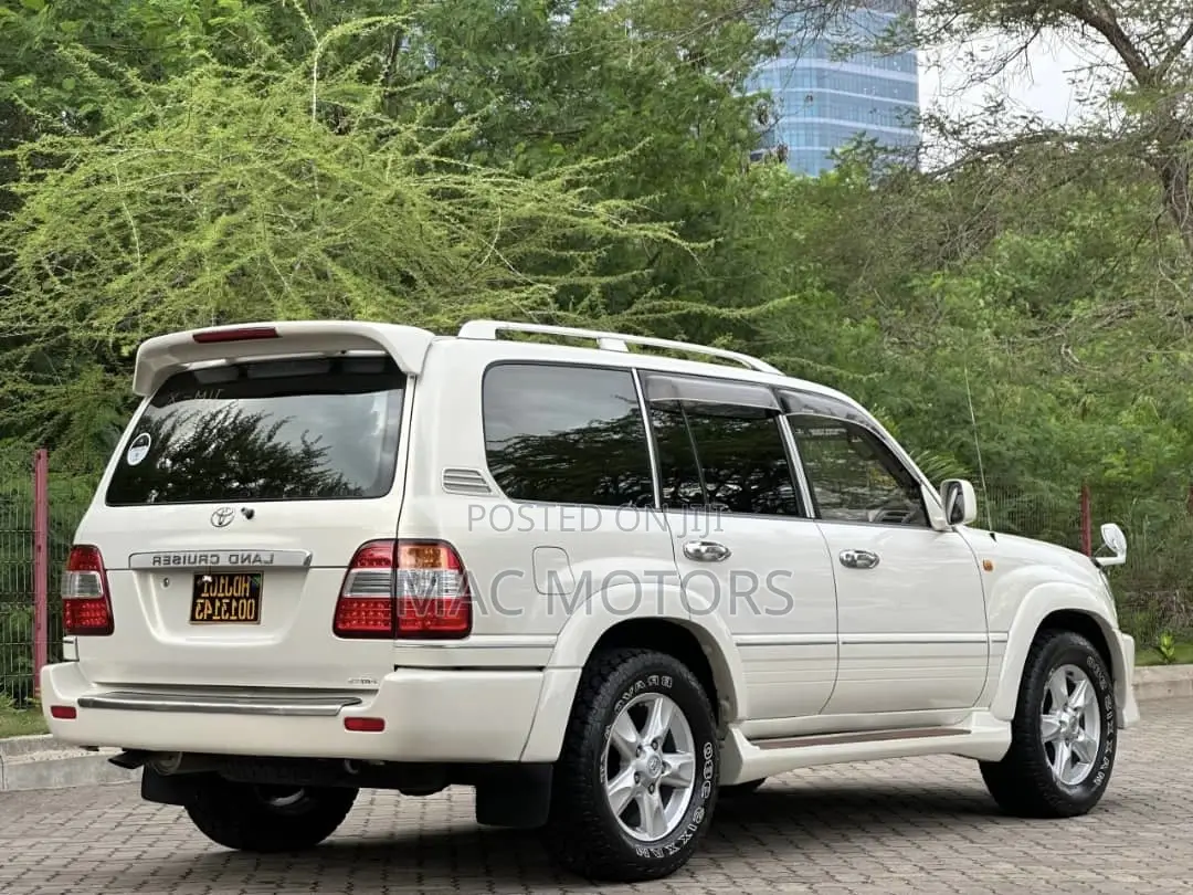 Toyota Land Cruiser 1999 White