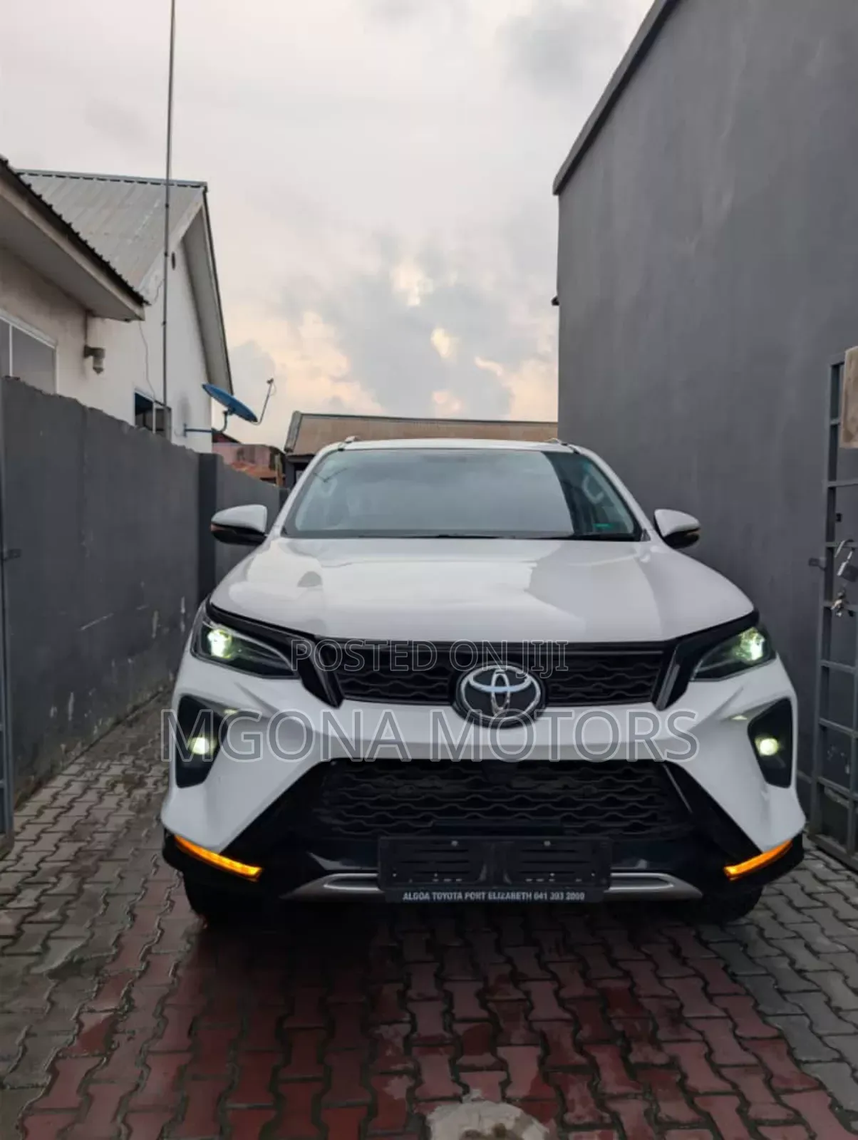 Toyota Fortuner 2.5 D AWD 2010 White