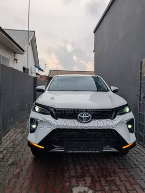 Toyota Fortuner 2.5 D AWD 2010 White