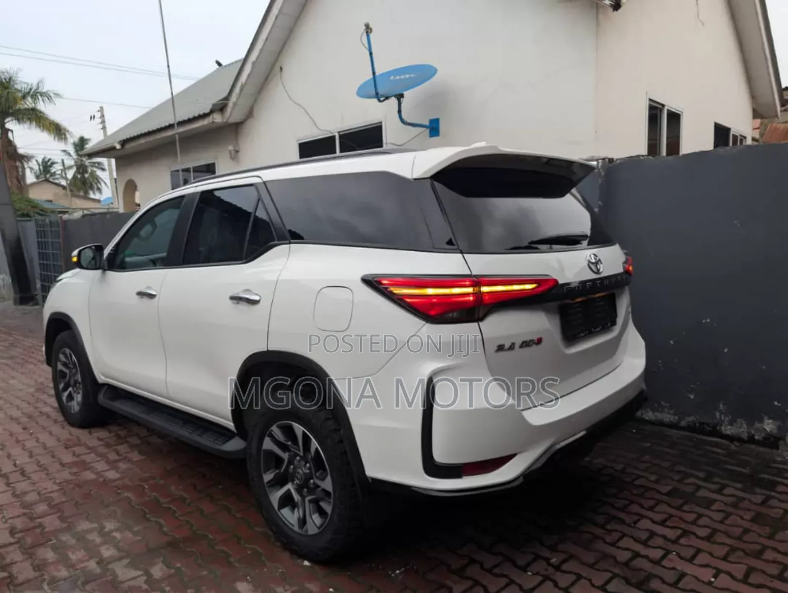Toyota Fortuner 2.5 D AWD 2010 White