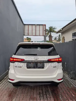 Toyota Fortuner 2.5 D AWD 2010 White