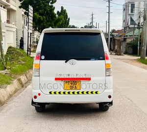 Toyota Noah 2005 White