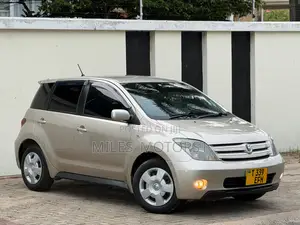 Toyota IST 2005 Gold