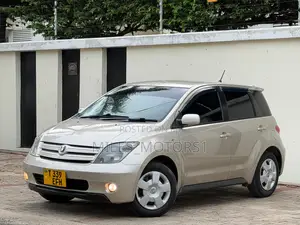 Toyota IST 2005 Gold