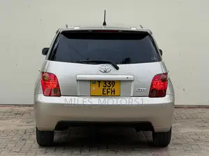 Toyota IST 2005 Gold