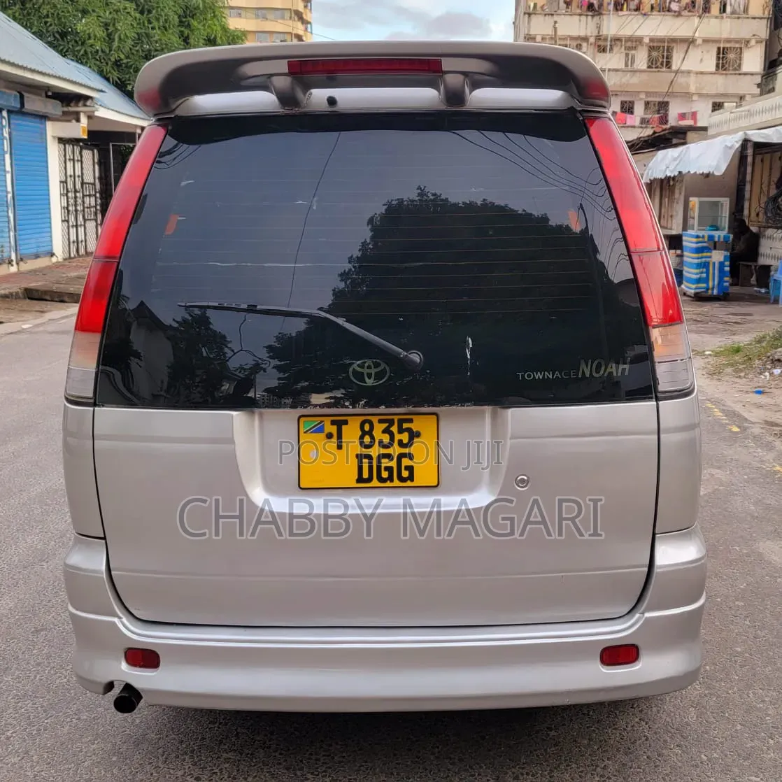 Toyota Noah 2.0 FWD (8 Seater) 2002 Silver