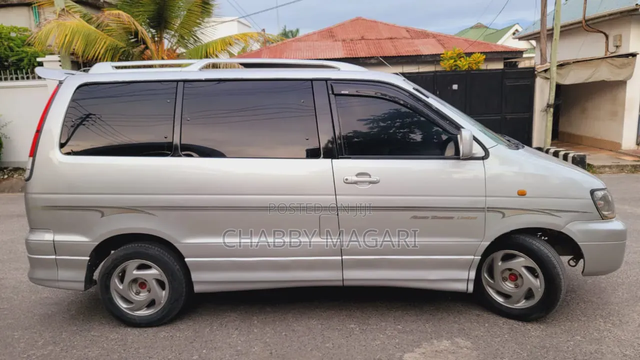 Toyota Noah 2.0 FWD (8 Seater) 2002 Silver