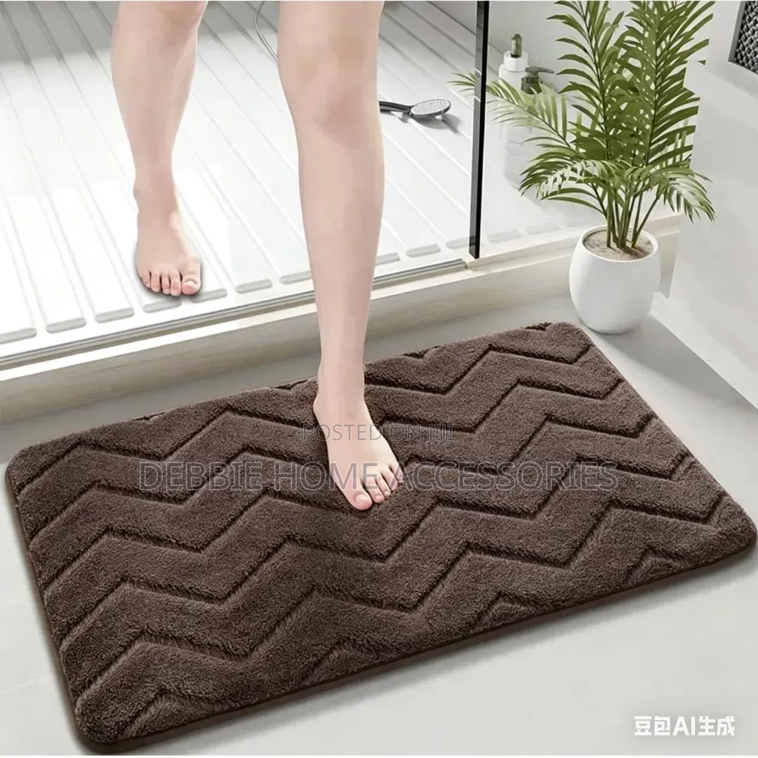 Chevron-Patterned Microfiber Bath Mat