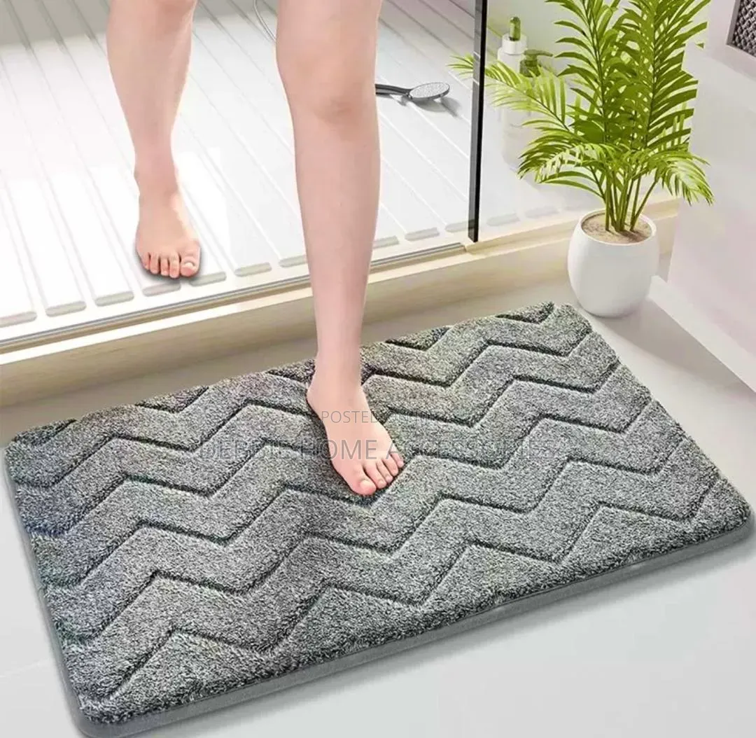 Chevron-Patterned Microfiber Bath Mat