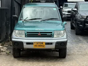 Mitsubishi Pajero 2000 Blue